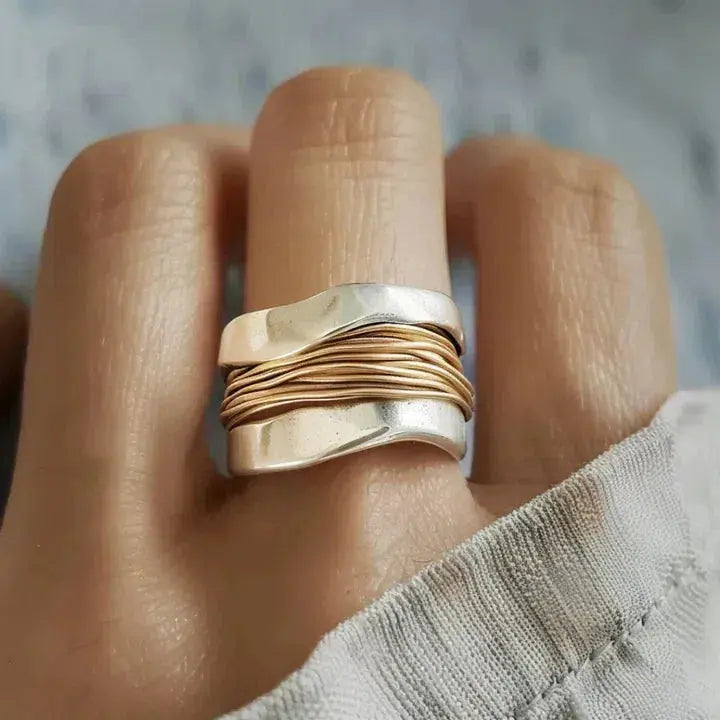 Anello d’argento con design a filo dorato