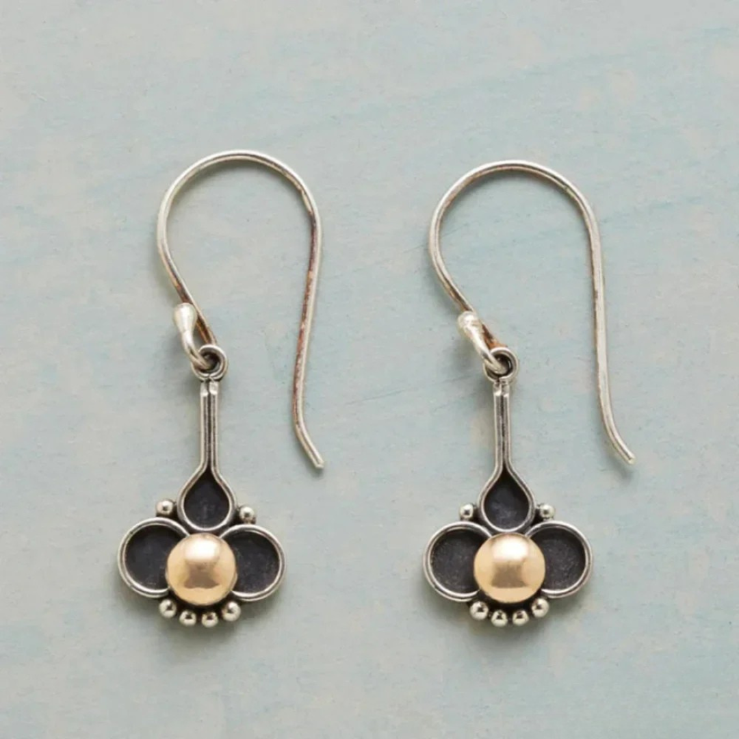 Aretes elegantes de trébol en plata con perlas