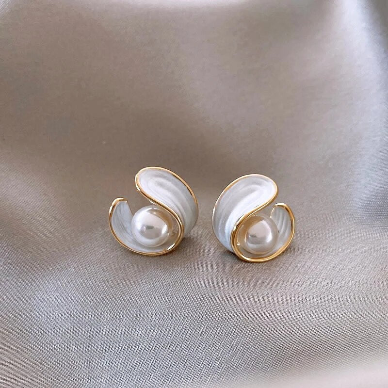 Boucles d’oreilles clous en or avec perle et émail blanc