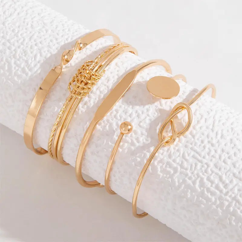 Conjunto de pulseras elegantes doradas