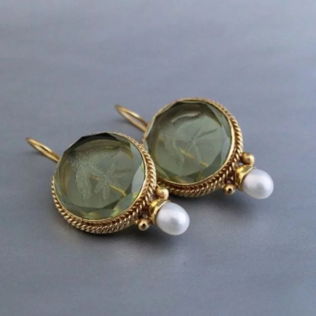 Aretes retro clásicos con piedras verdes y perlas
