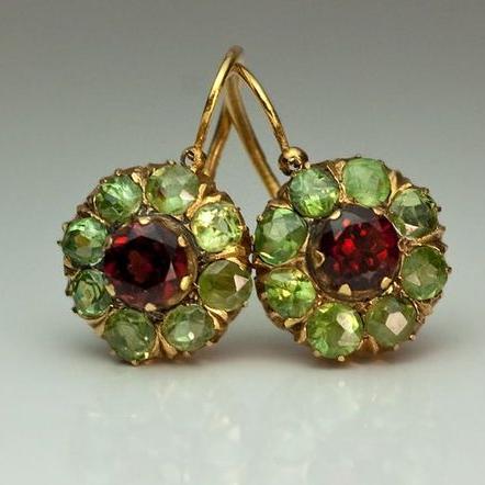 Aretes redondos chic con cristales verdes y rojos