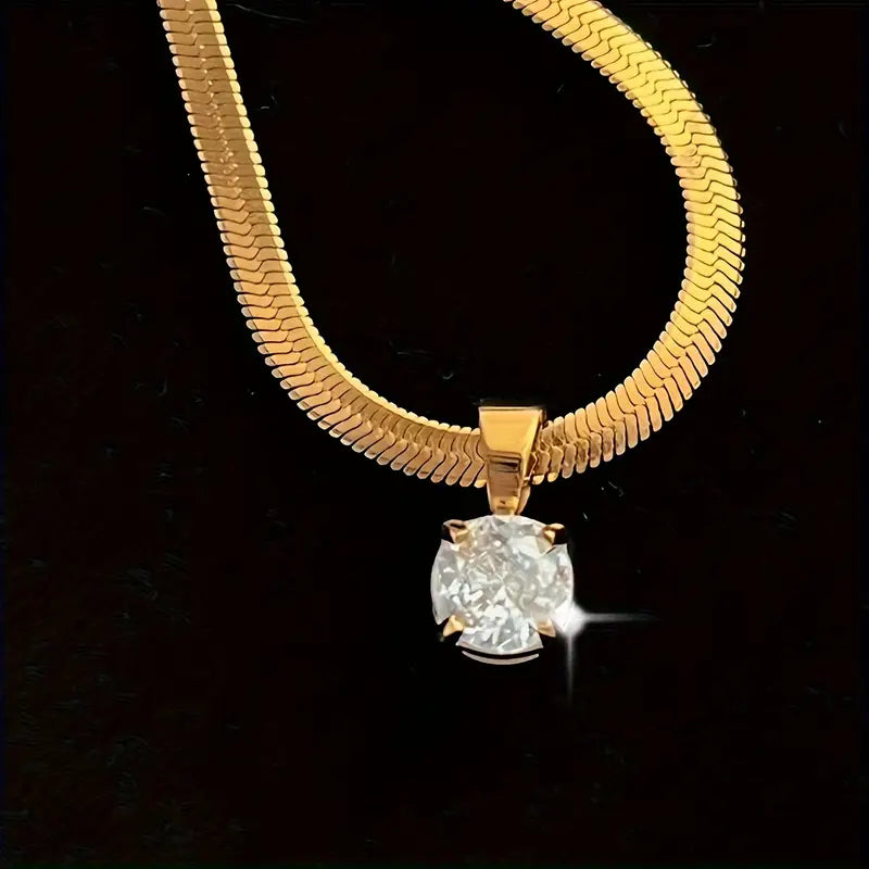 Collar elegante dorado con dije de pedrería