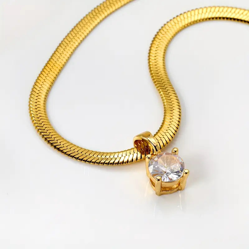 Collar elegante dorado con dije de pedrería