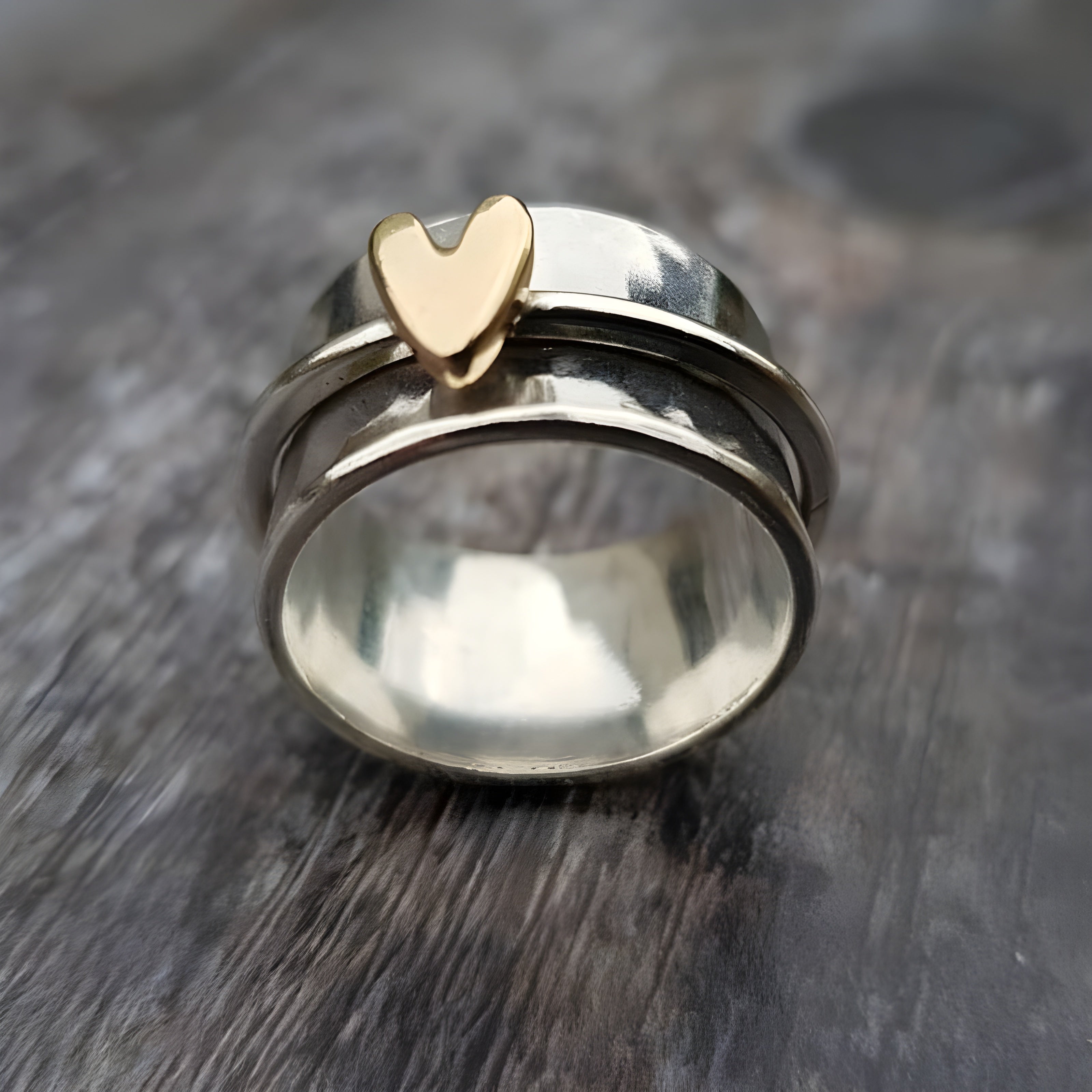 Anillo plateado con corazón dorado