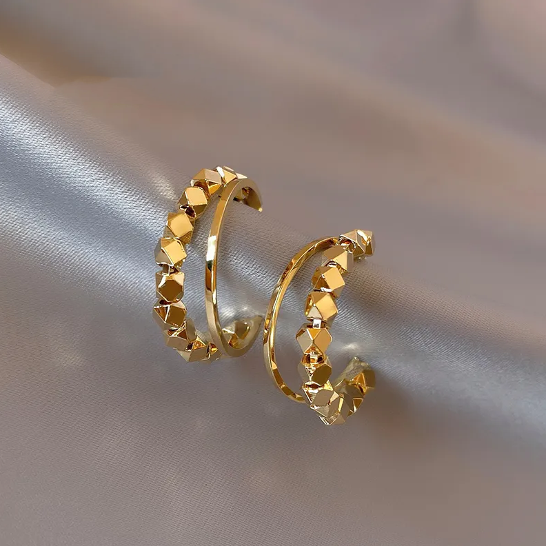Aretes elegantes chapados en oro con zirconia cúbica