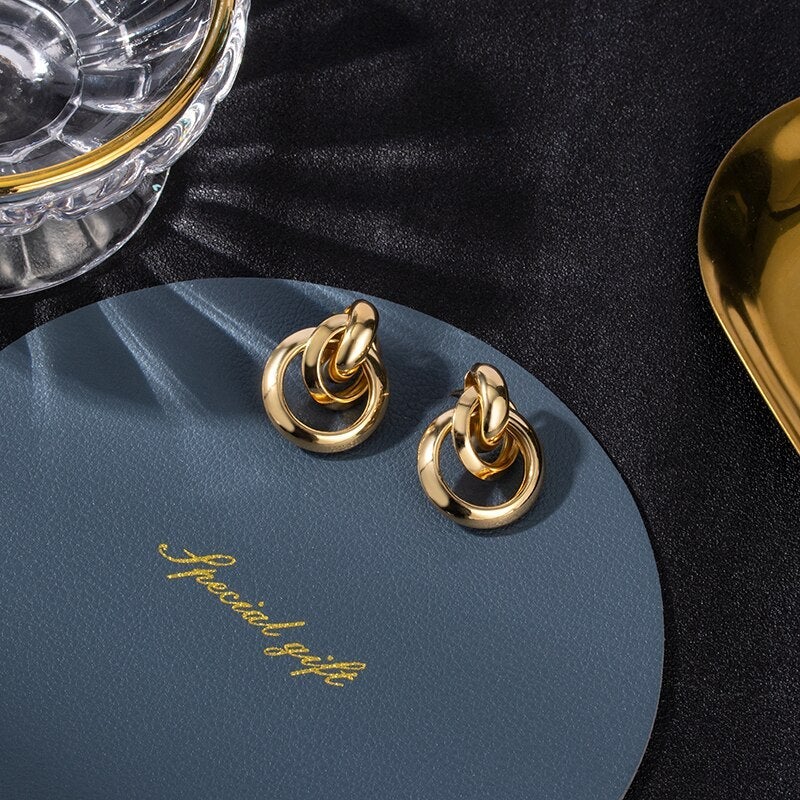 Aretes de aro elegantes dorados