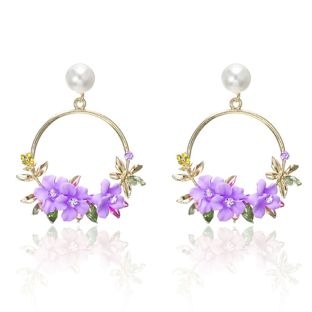 Aretes elegantes de flor en oro con perlas