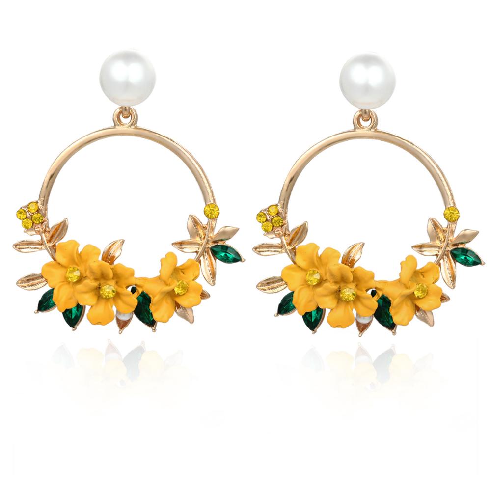 Aretes elegantes de flor en oro con perlas