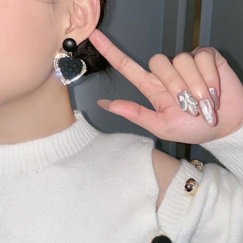 Aretes de corazón negro en oro