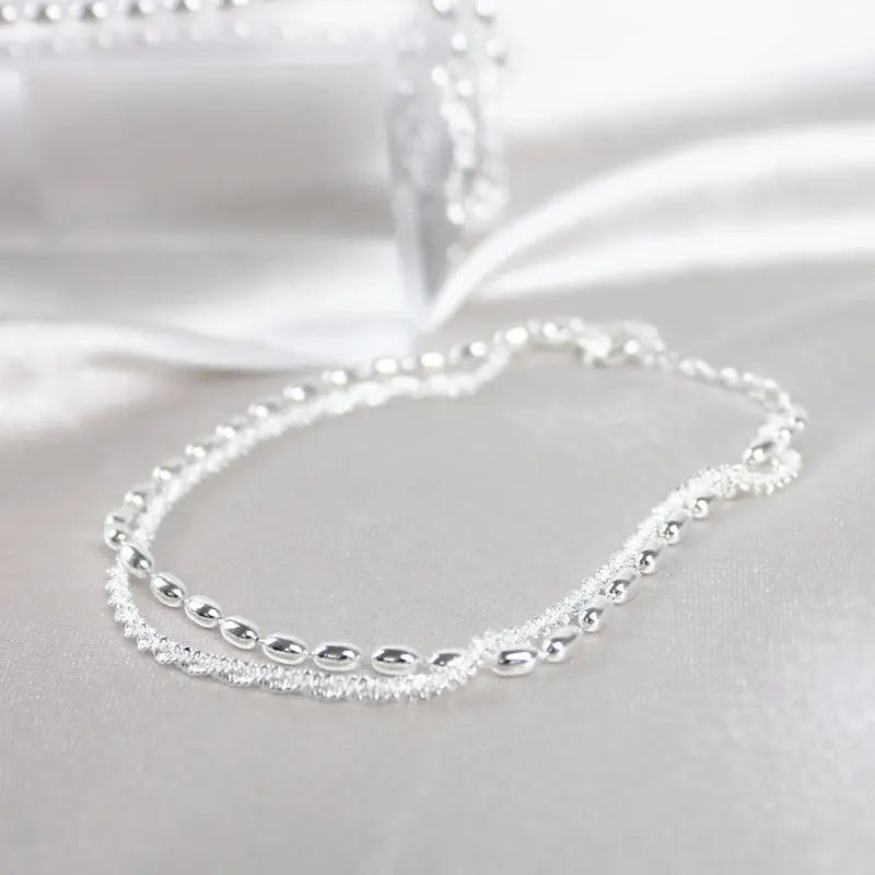 Conjunto de pulseras elegantes plateadas con piedras de circonia