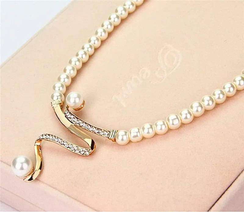 Conjunto de collar y aretes con perlas naturales