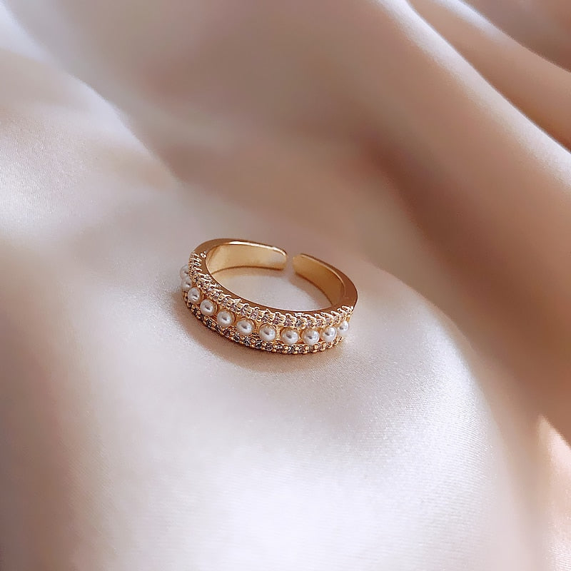 Anillo de lujo exclusivo dorado con perla