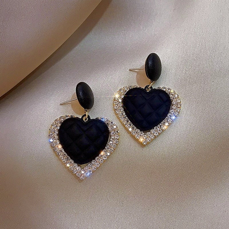 Aretes de corazón negro en oro