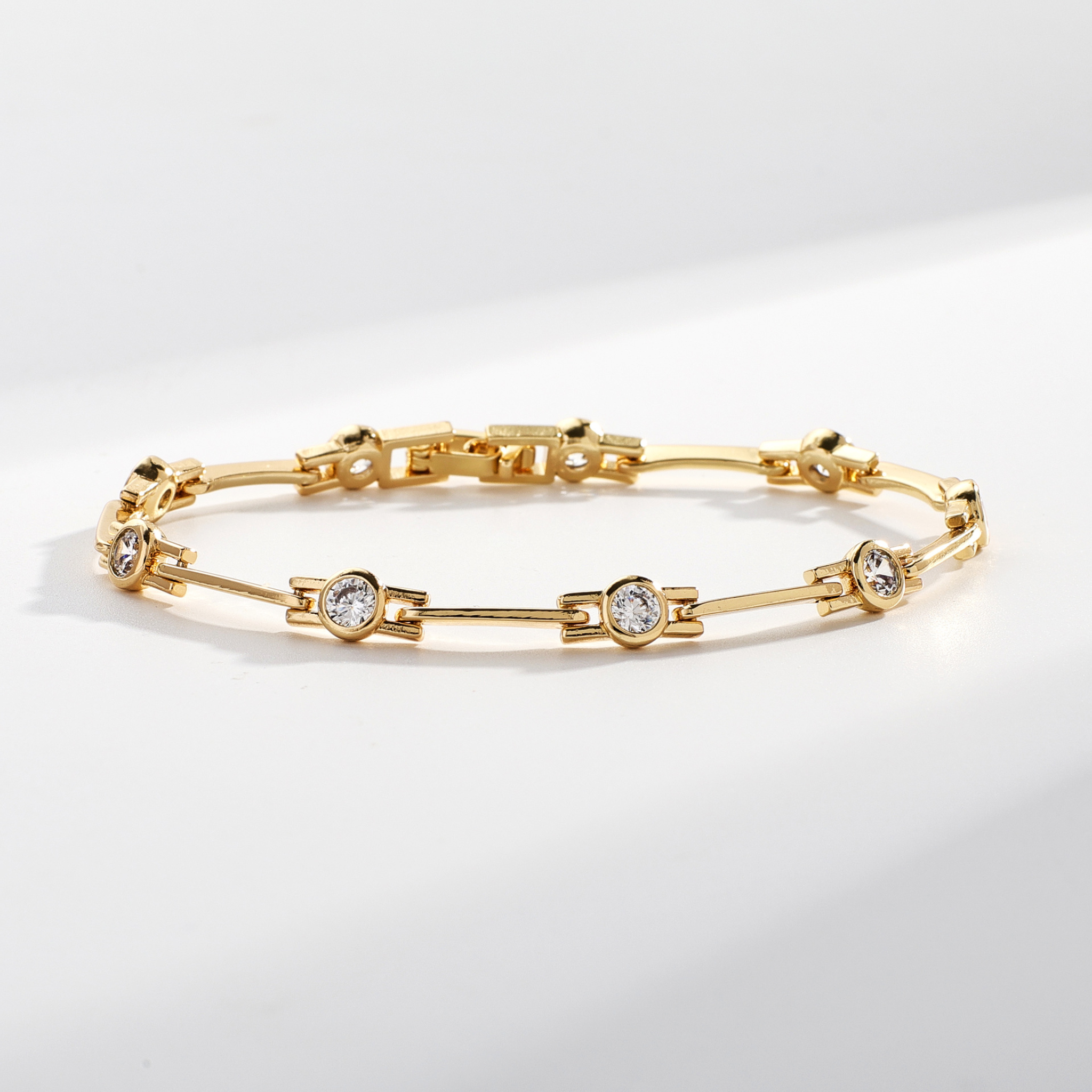 Pulsera elegante de oro con circonias