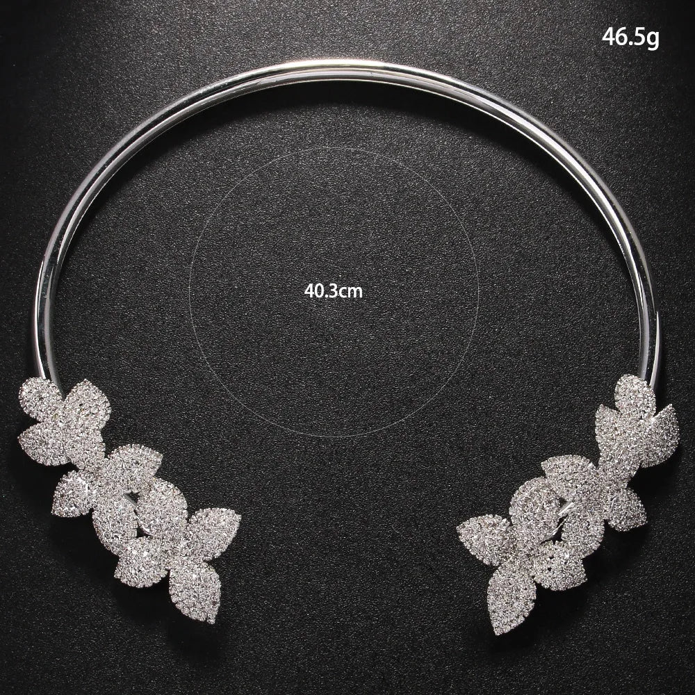 Collar elegante con flor de cristal