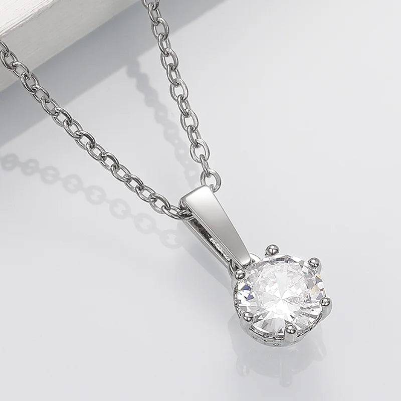 Collar clásico con colgante de zirconia