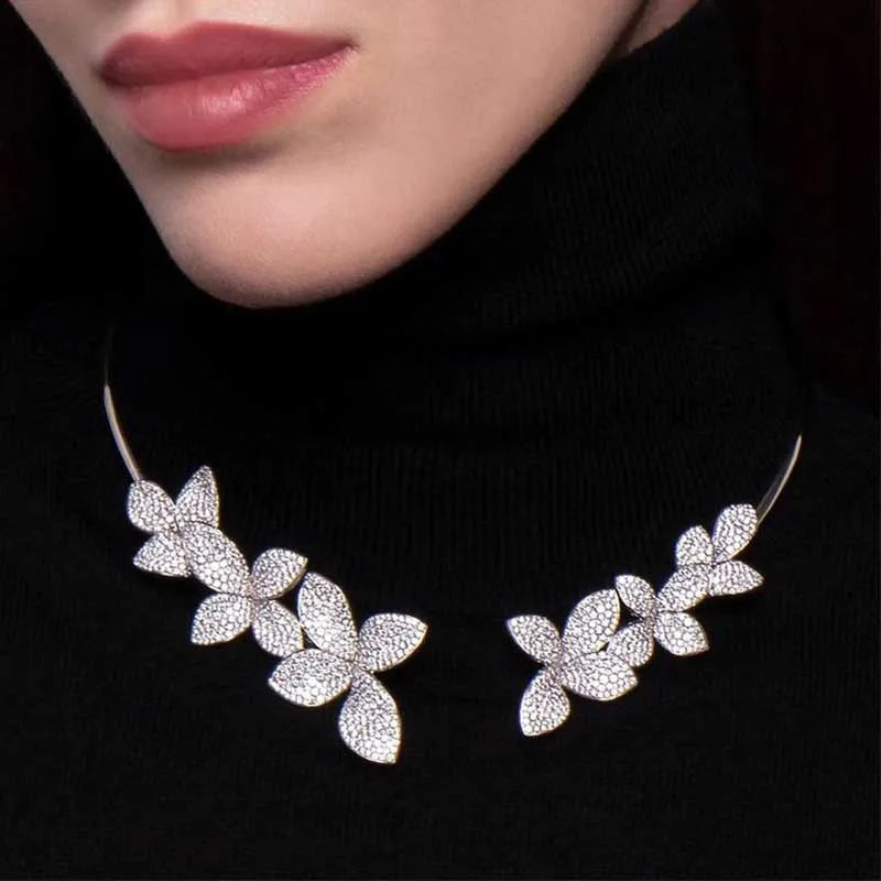 Collar elegante con flor de cristal