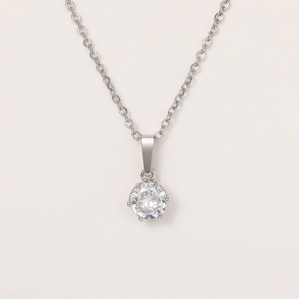 Collar clásico con colgante de zirconia