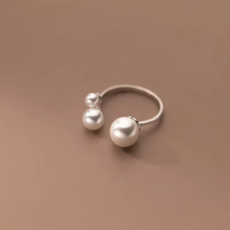 Anillo elegante de tres perlas
