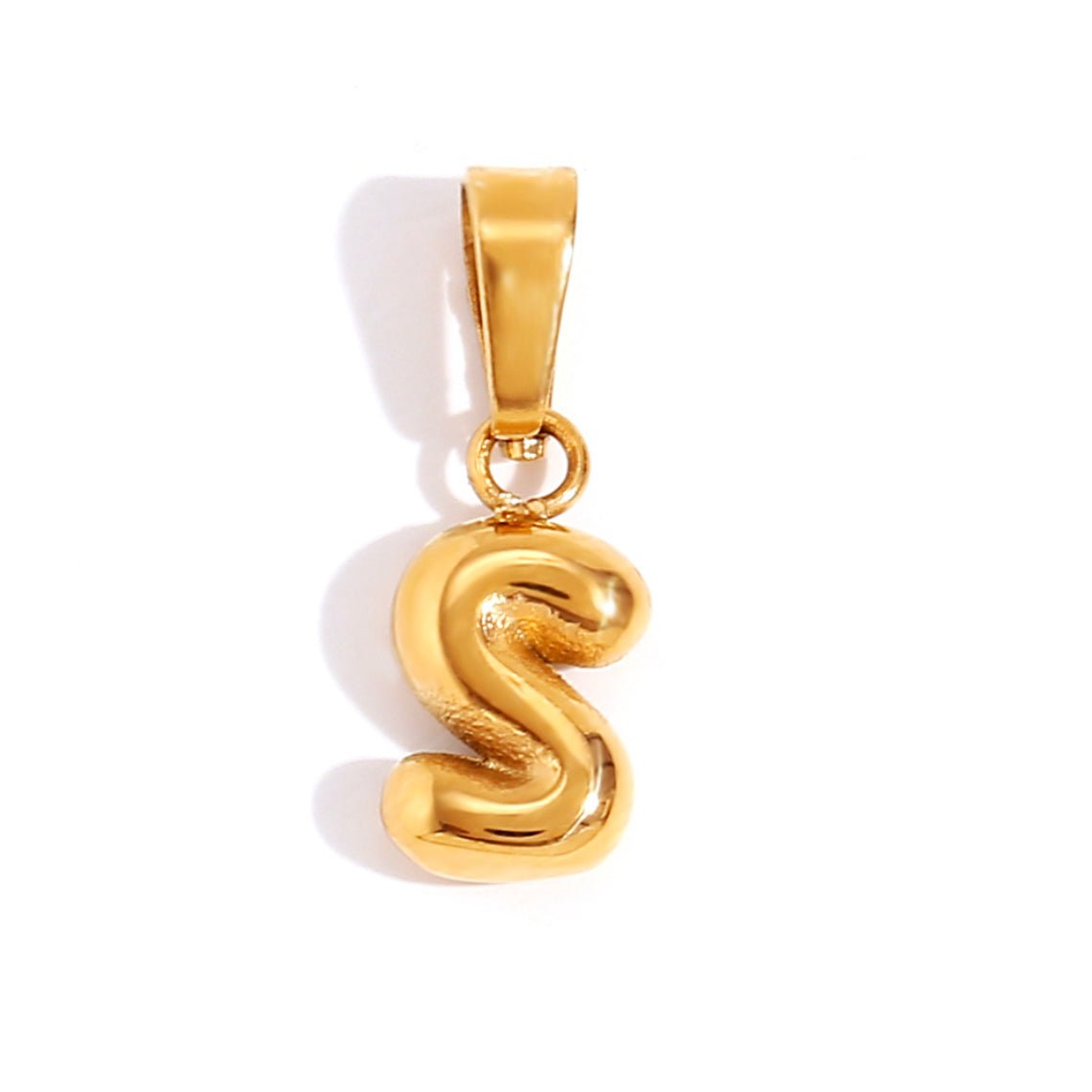 Collar chic con letra estilo burbuja