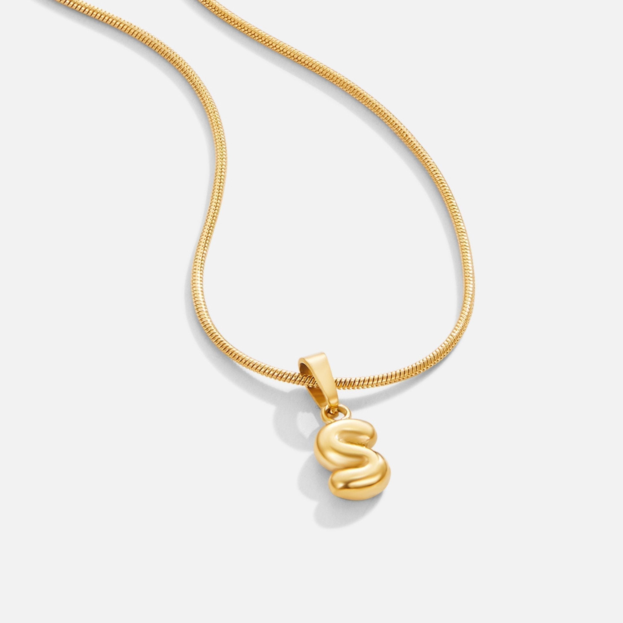 Collar chic con letra estilo burbuja