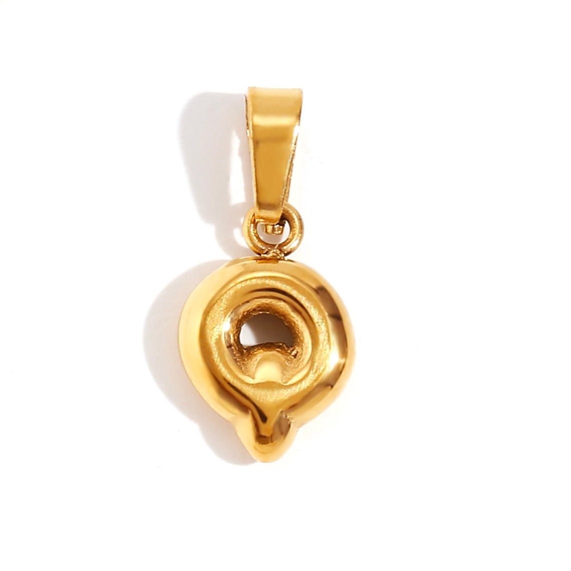 Collar chic con letra estilo burbuja