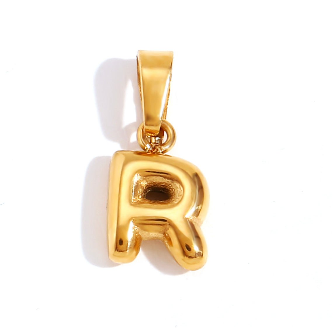 Collar chic con letra estilo burbuja