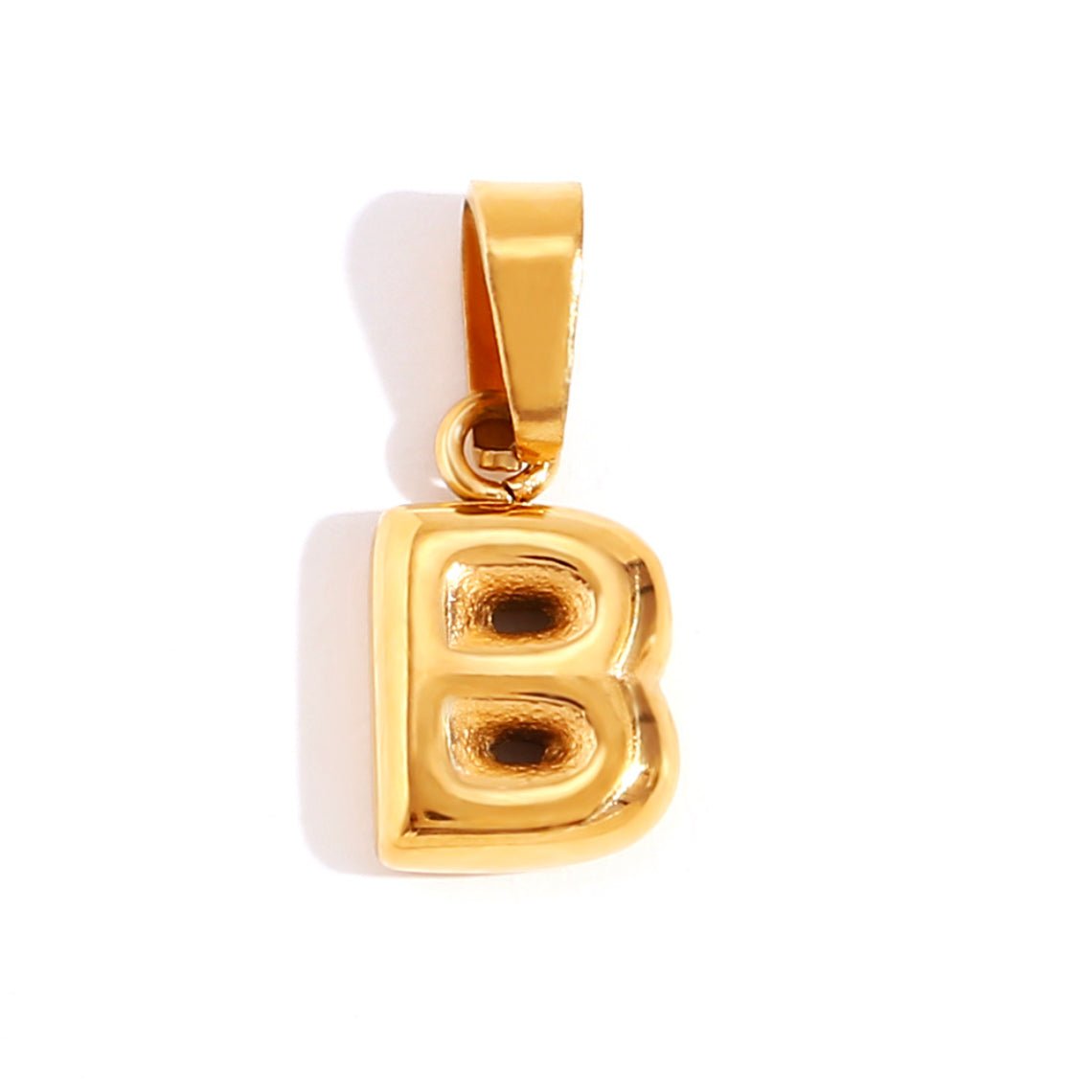 Collar chic con letra estilo burbuja