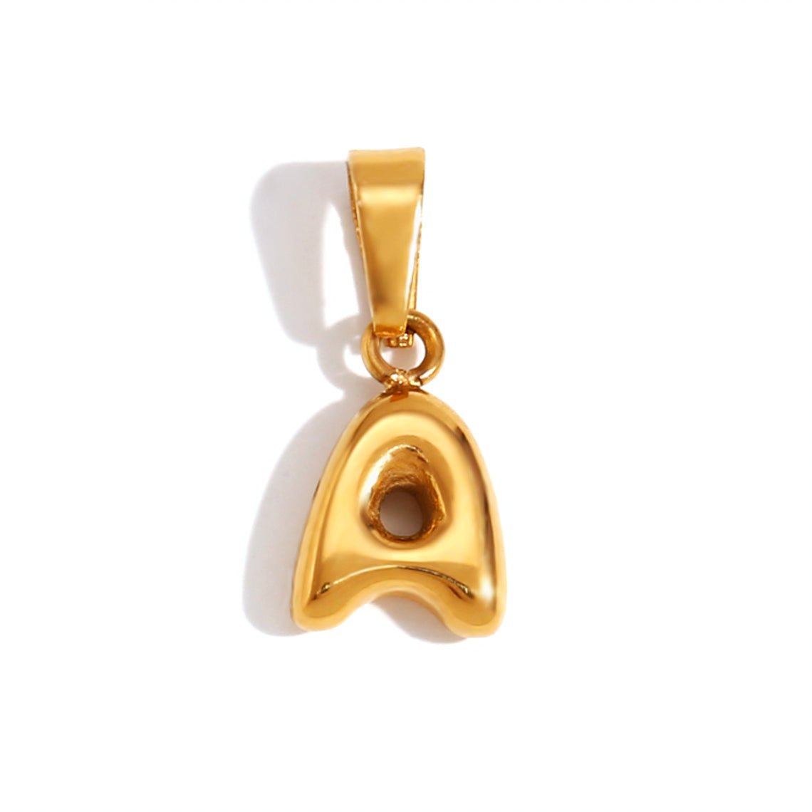 Collar chic con letra estilo burbuja