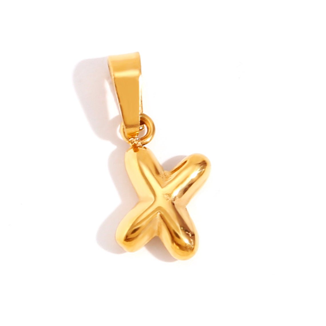 Collar chic con letra estilo burbuja