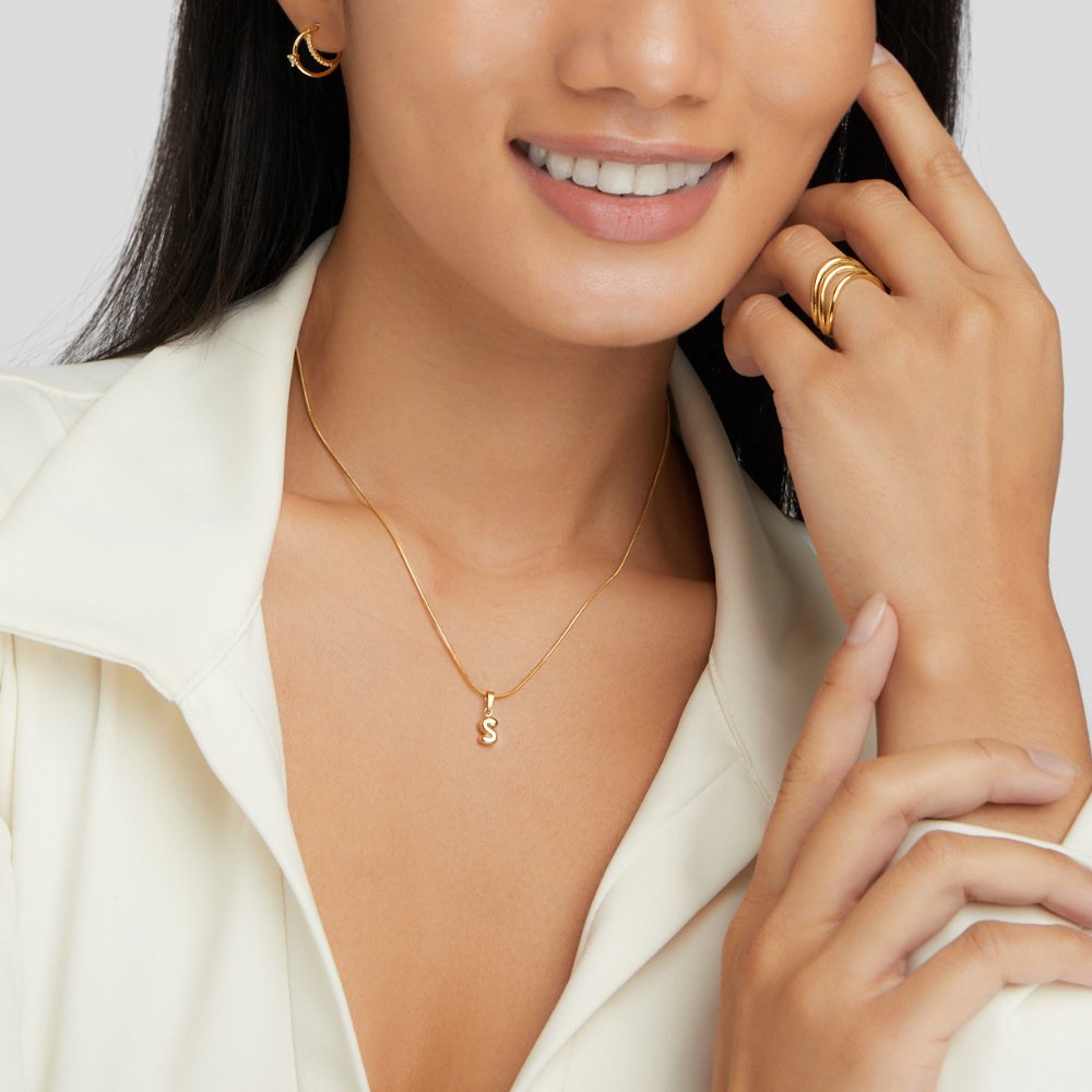Collar chic con letra estilo burbuja