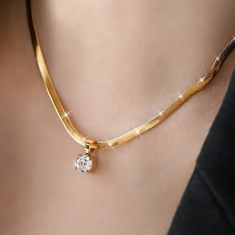 Collar elegante dorado con dije de pedrería