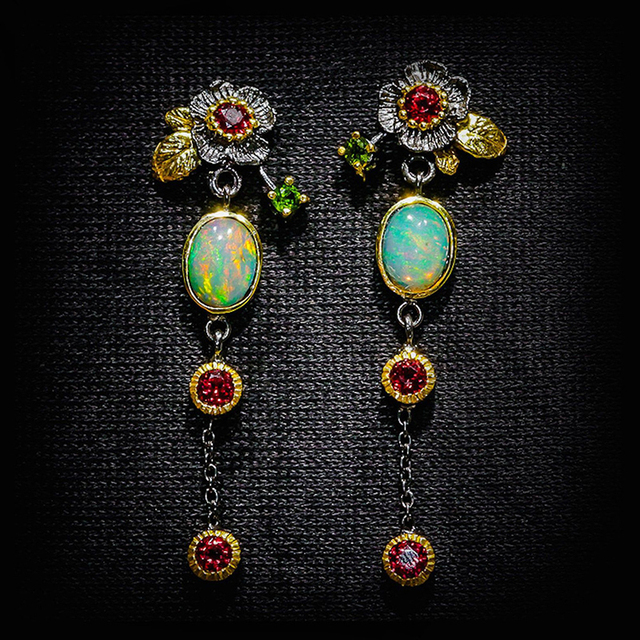 Aretes bohemios con ópalo y zirconia roja