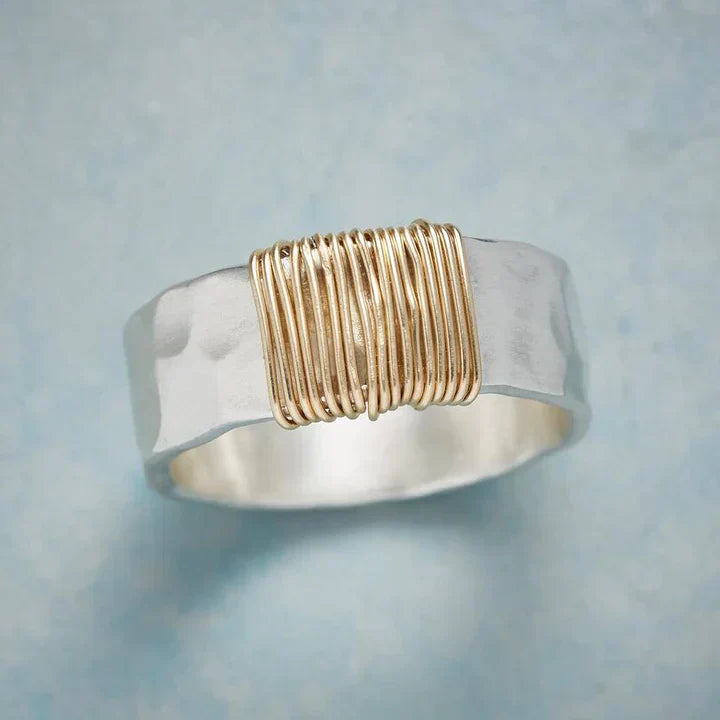 Anillo vintage atemporal dorado y plateado