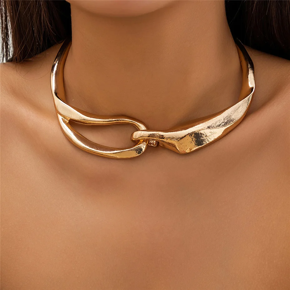 Collar tipo gargantilla de cadena dorada texturizada y llamativa