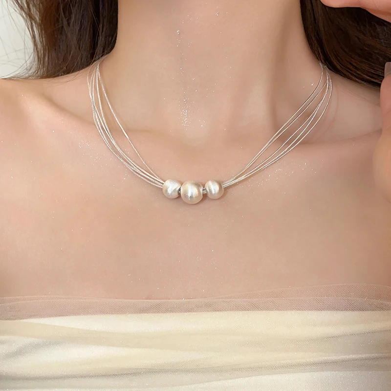 Collar elegante en capas con perlas blancas