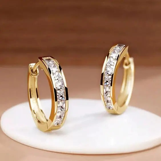 Aretes tipo aro elegantes en oro con cristal