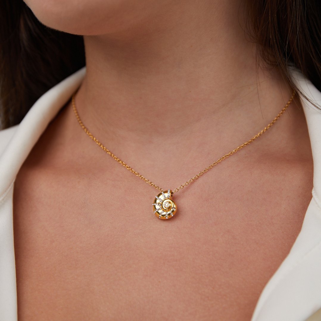 Collar con dije de concha de cristal