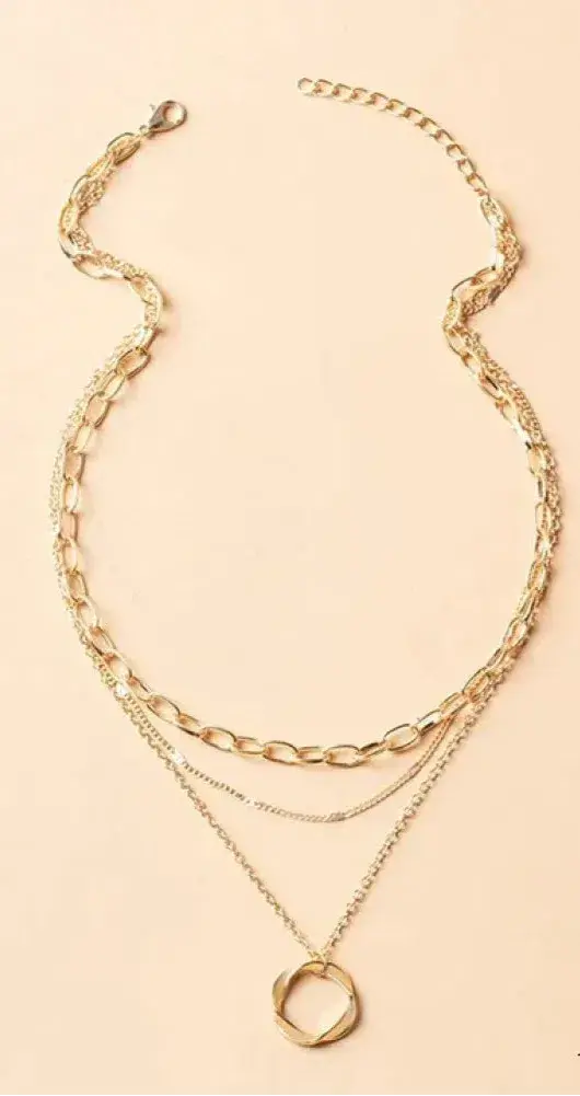 Collar clásico dorado en capas con dije