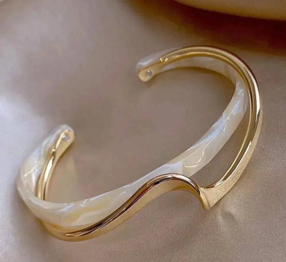 Pulsera elegante dorada con ópalo blanco