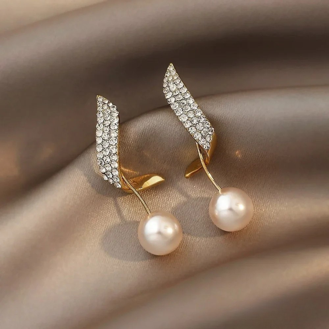Aretes colgantes chic en oro con perlas