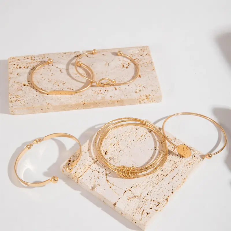 Conjunto de pulseras elegantes doradas