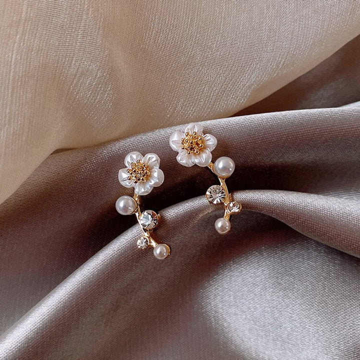 Boucles d’oreilles élégantes avec perle et motif floral