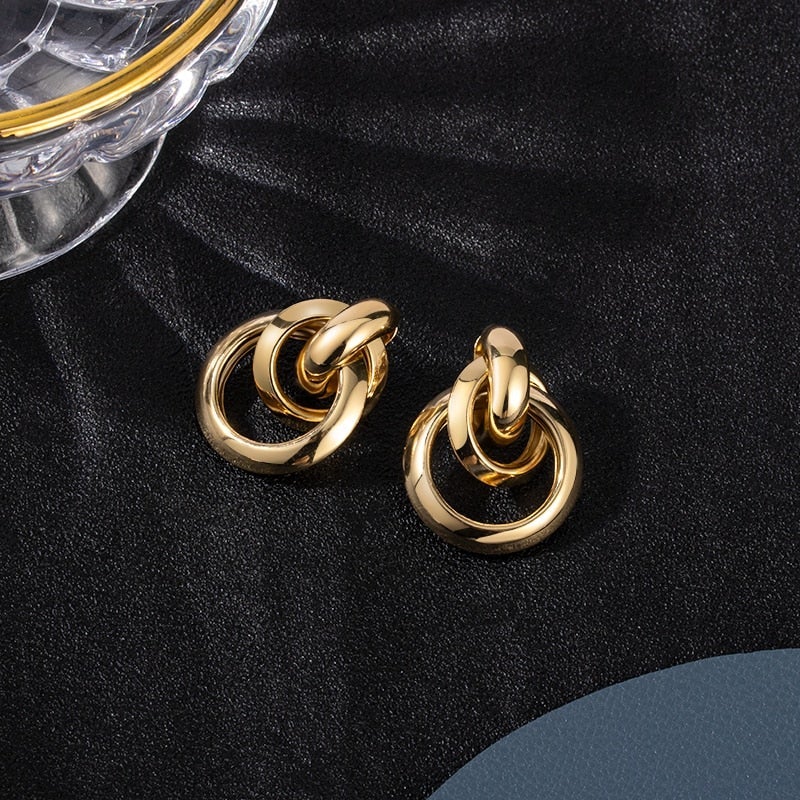 Aretes de aro elegantes dorados