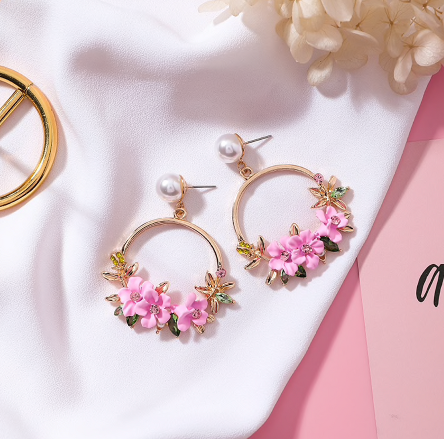 Aretes elegantes de flor en oro con perlas