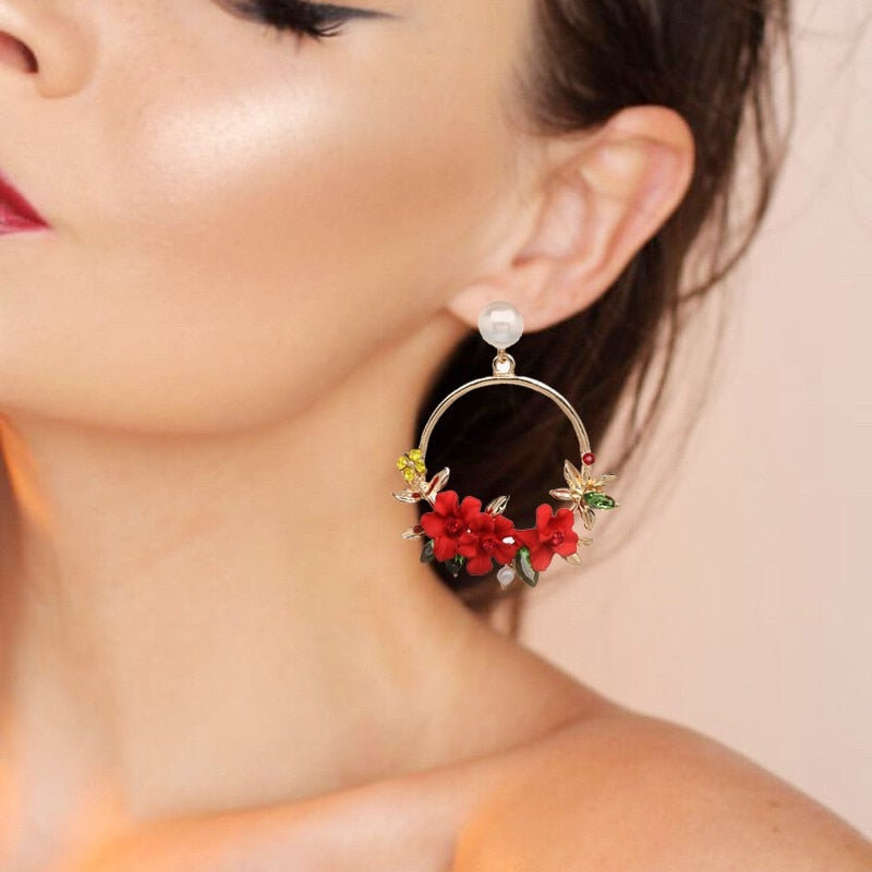 Aretes elegantes de flor en oro con perlas