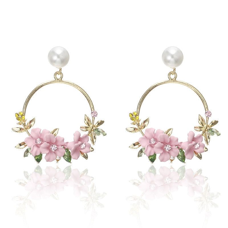 Aretes elegantes de flor dorados con perlas