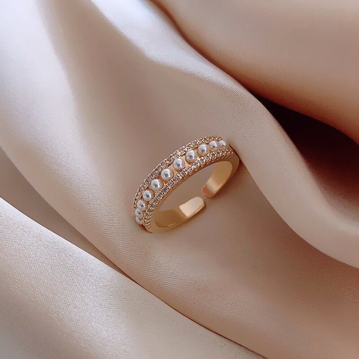 Anillo de lujo exclusivo dorado con perla