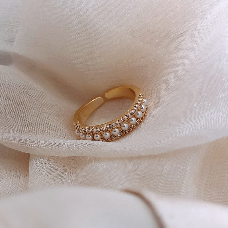 Anillo de lujo exclusivo dorado con perla